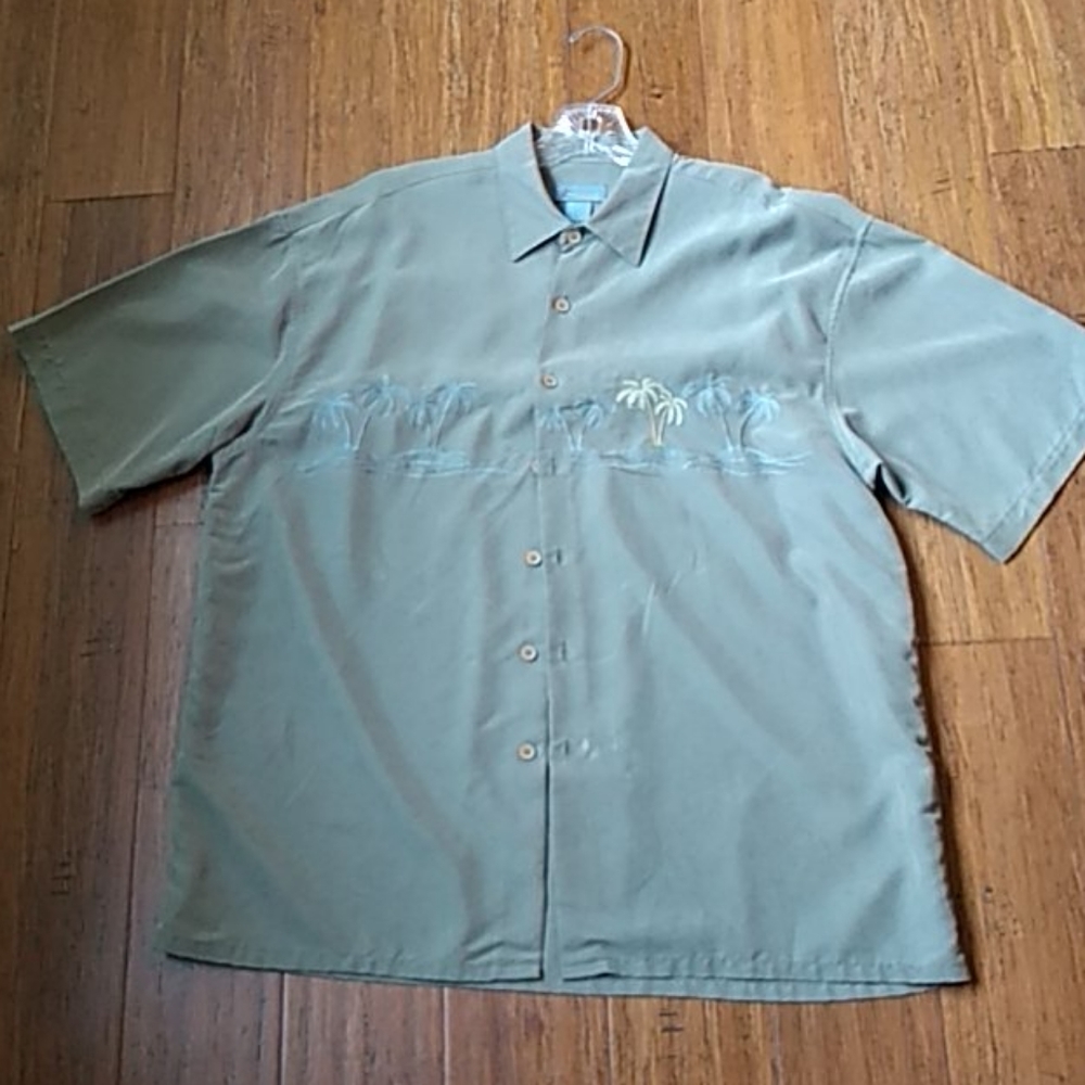 Short sleeves men shirt.